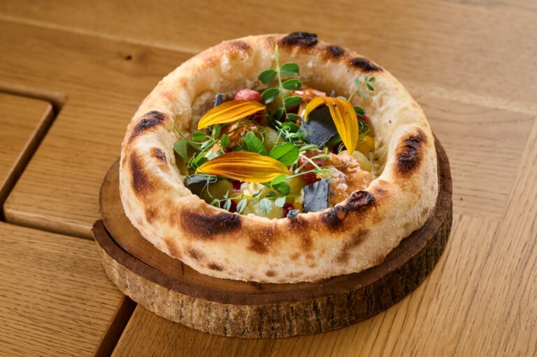 Hiša Ančka, pizza, cucumber, mushrooms