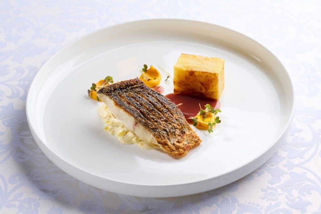 Korošica TR26p, File hame, mlada zelenjava, pire pastinaka, ribji velouté, zeliščno olje