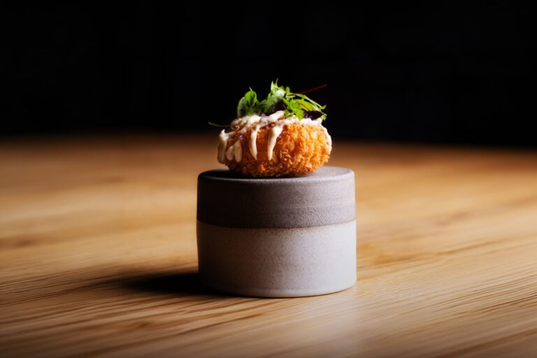 Miza za štiri, ocvrti račji donut