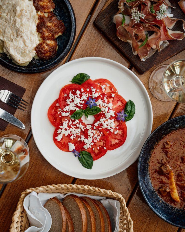 Bogato obložena miza