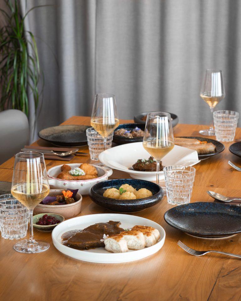 Bogato obložena miza