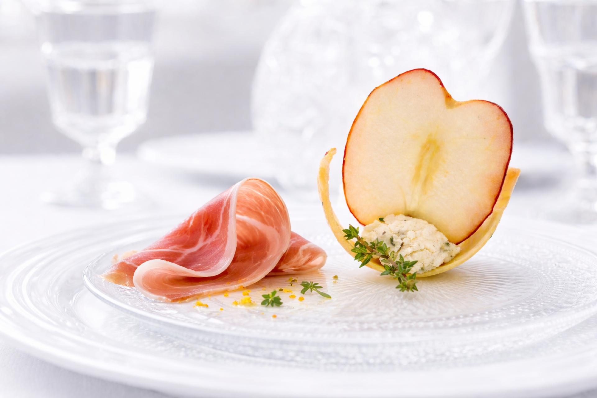 TR26p: Hrustljava skorjica, rezina pršuta, kroglica iz albuminske skute in lešnikov, kandirana jabolka