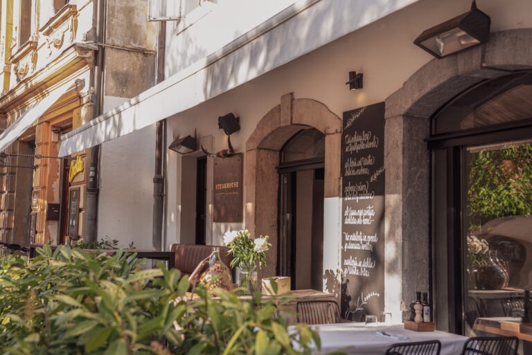 Steakhouse naša hiša, zunaj